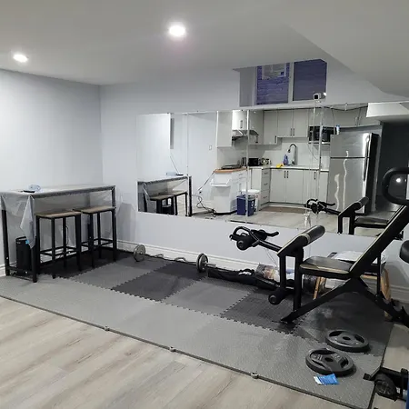 Simple & Budget Shared Room In Toronto House